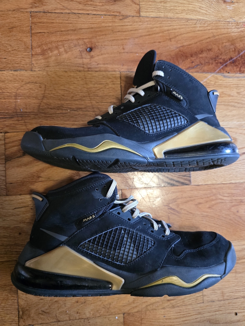 Jordan Mars 270 (GS) Size 10.5 Black/gold Men's Shoes